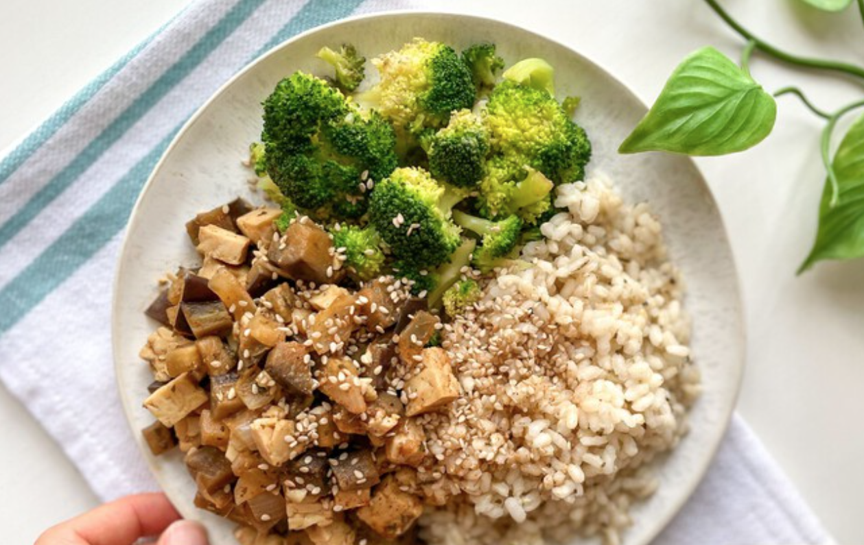 Salteado de berenjena con tempeh